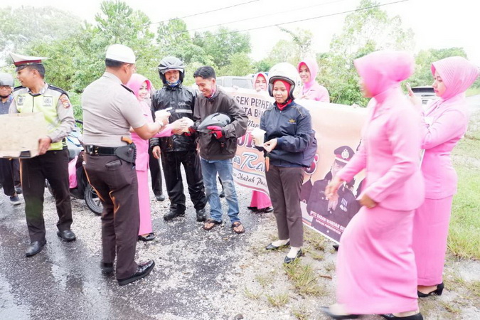 Polsek dan Bhayangkari Perhentian Raja Bagi 100 Paket Takjil Kepada Pengendara